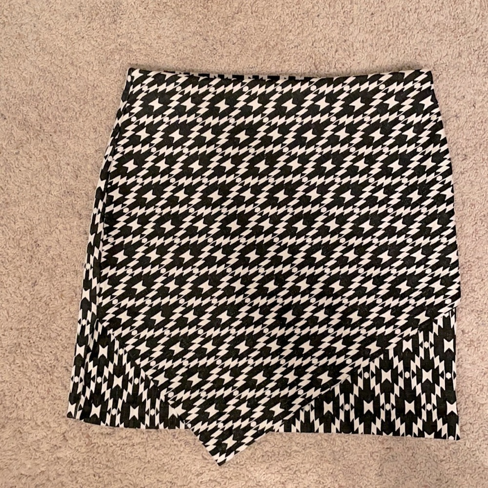 Versatile black and white pattern skirt SZ M